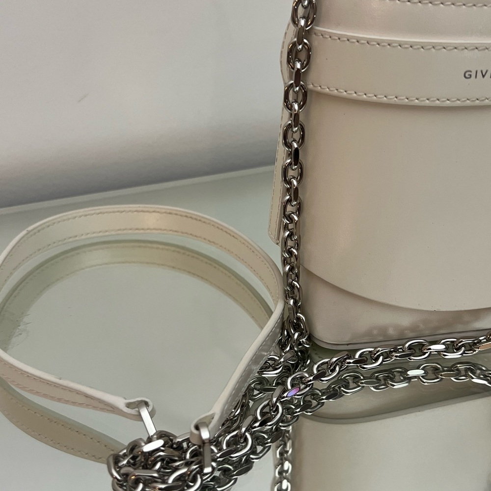 GIVENCHY Micro Shark Lock bucket bag in Box leather Ivory - Picture 6 of 16